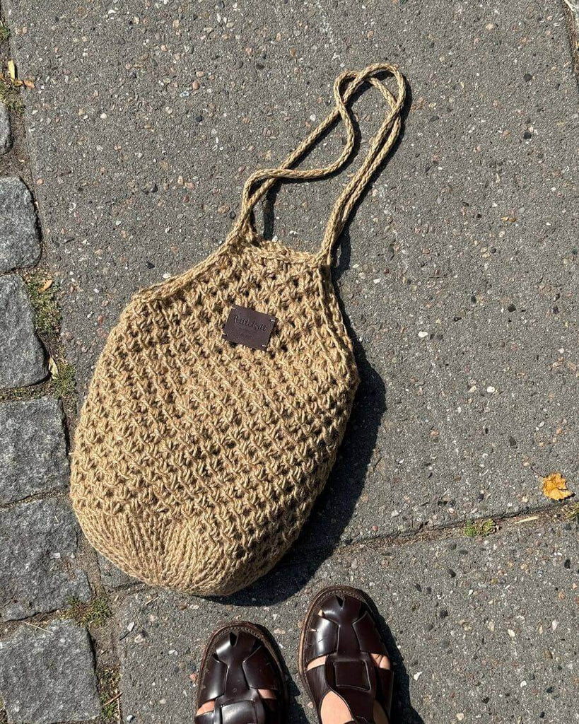 stort mørkebrunt læderlabel på Coast Bag