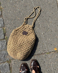 stort mørkebrunt læderlabel på Coast Bag