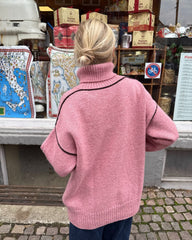 Kvinde iført lyserød Lina Sweater set bagfra