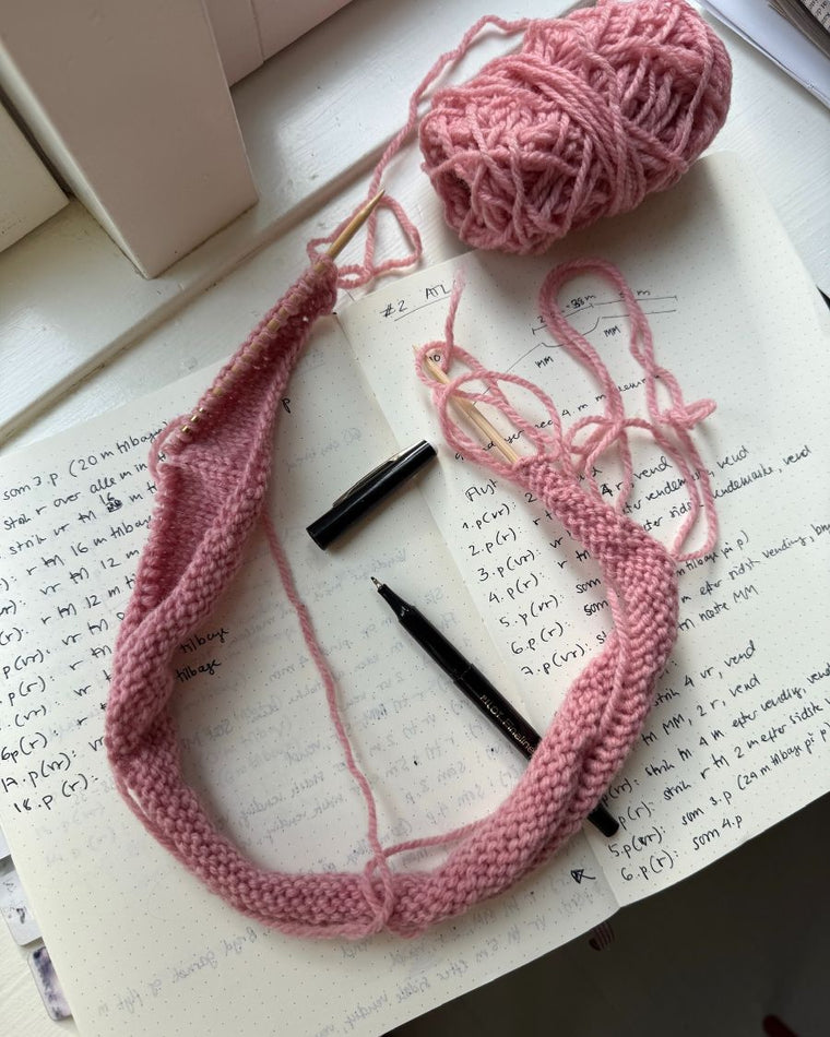 Procesbillede af lyserød Linea Sweater