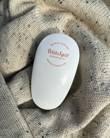 Petiteknit lint Remover i hvid med logo