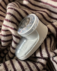 PetiteKnit Lint Remover på stribet strik