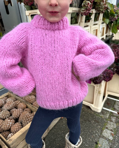 Barn iført pink Louisiana Sweater Junior