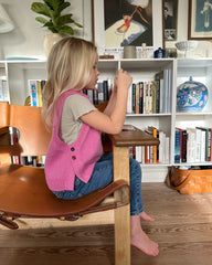 Lyserød Lulu slipover junior med galalit knapper på pige
