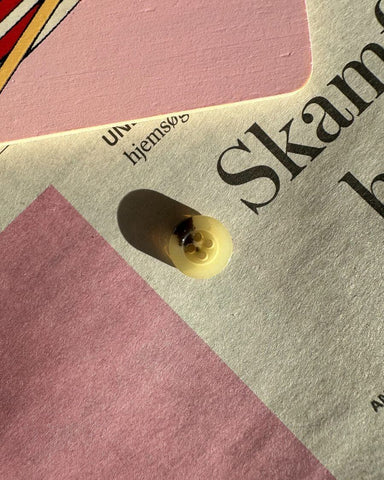 Én knap i galalit på Ø 12 mm