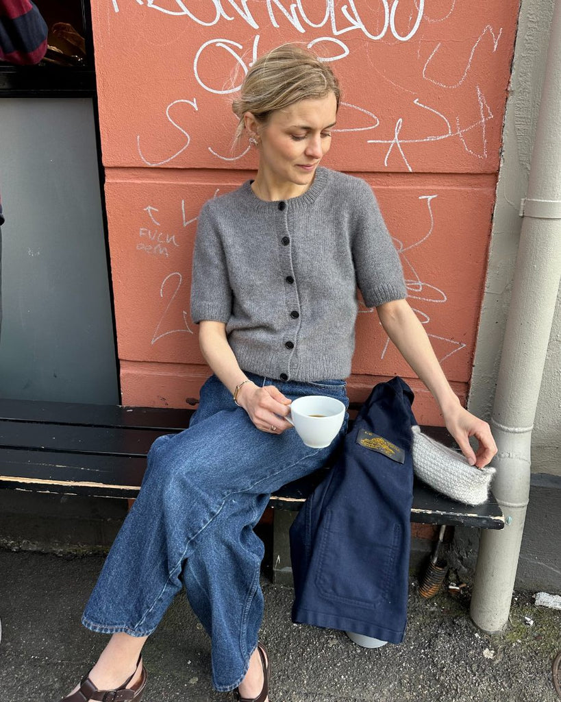 Grå maggie cardigan med sorte galalit knapper