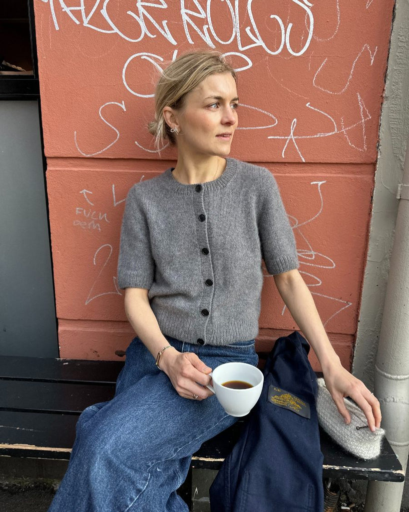 Kvinde i grå Maggie Tee med sorte galalit knapper