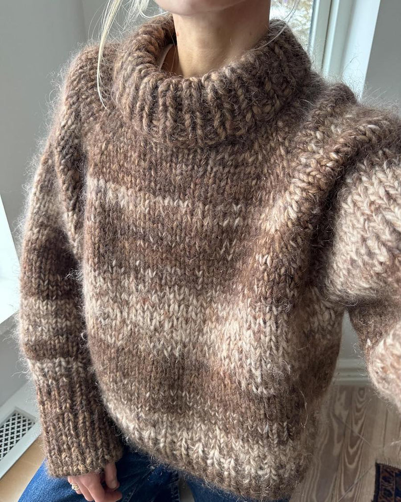 Kvinde iført brun Marble Sweater