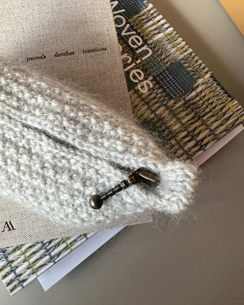 Nærbillede af Marie case med havskum lynlås 17 cm