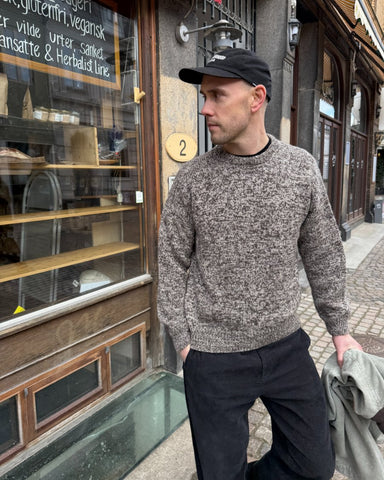 Mand iført brun og hvid Melange Sweater Man