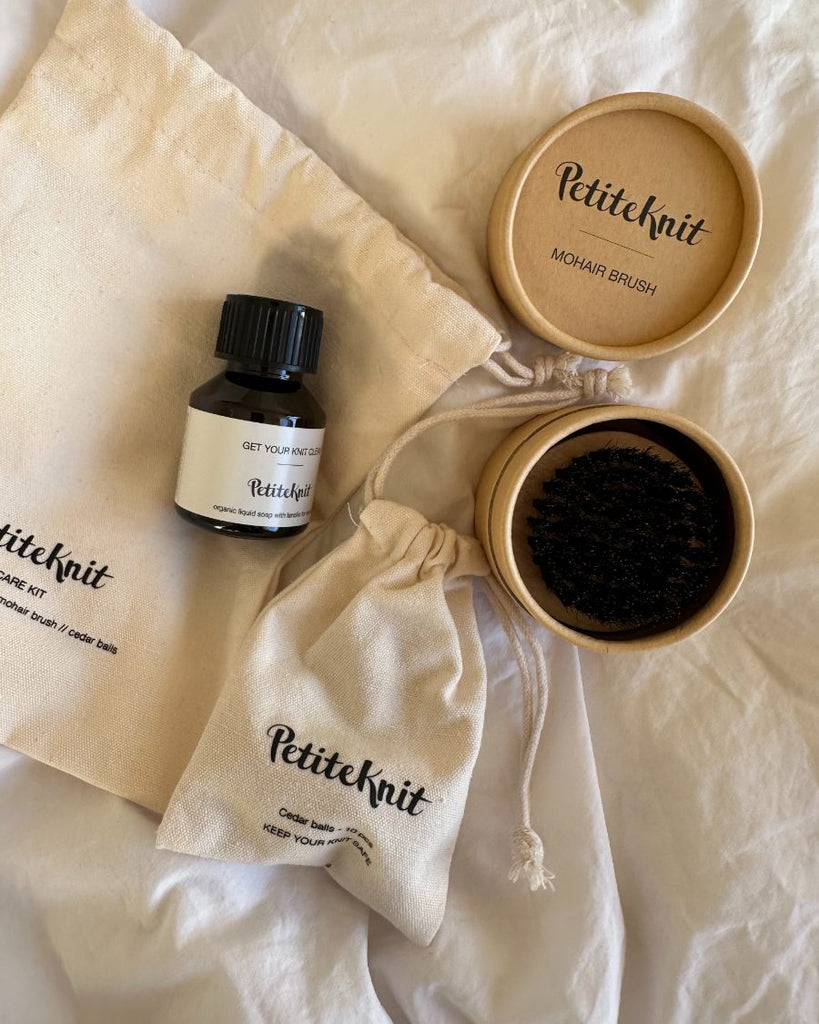 Petiteknit carekit med mohairbørst i åben emballage, post med cedtræskugler, økologisk sæbe 50 ml