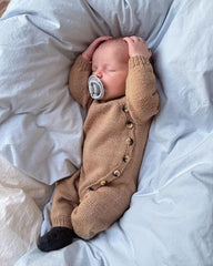 Baby iført beige Monday Suit