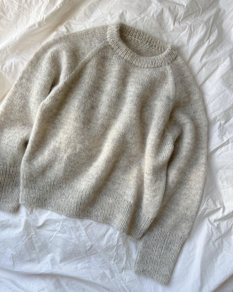 Liggebillede af grå Monday Sweater