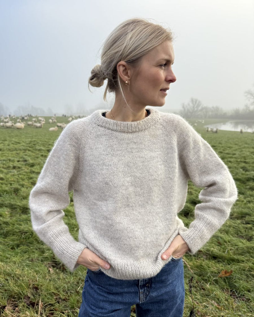 Kvinde iført grå Monday Sweater