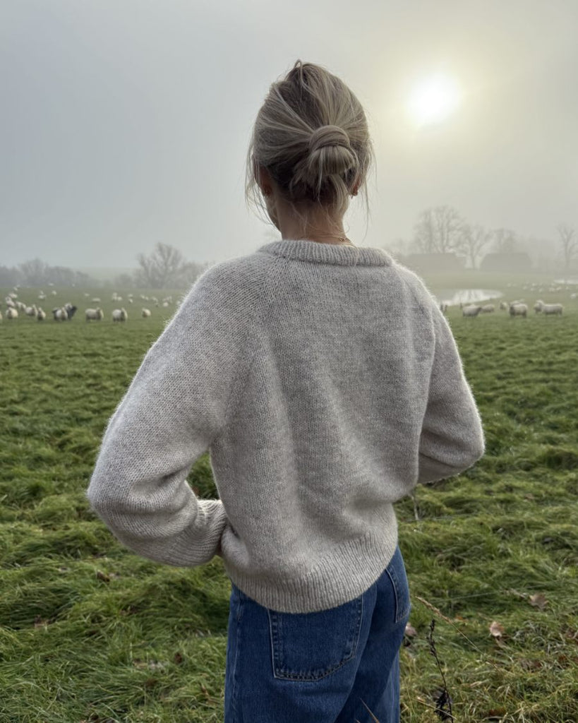 Kvinde iført grå Monday Sweater