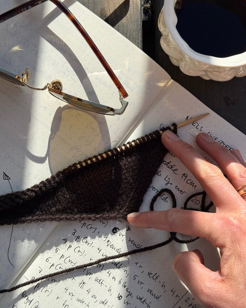 Procesbillede af brun Niels Sweater