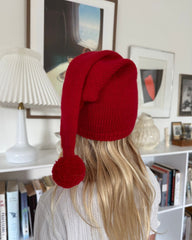 Barn iført rød Nissehue