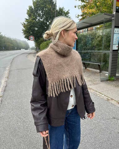 Kvinde iført brun Nora Neck