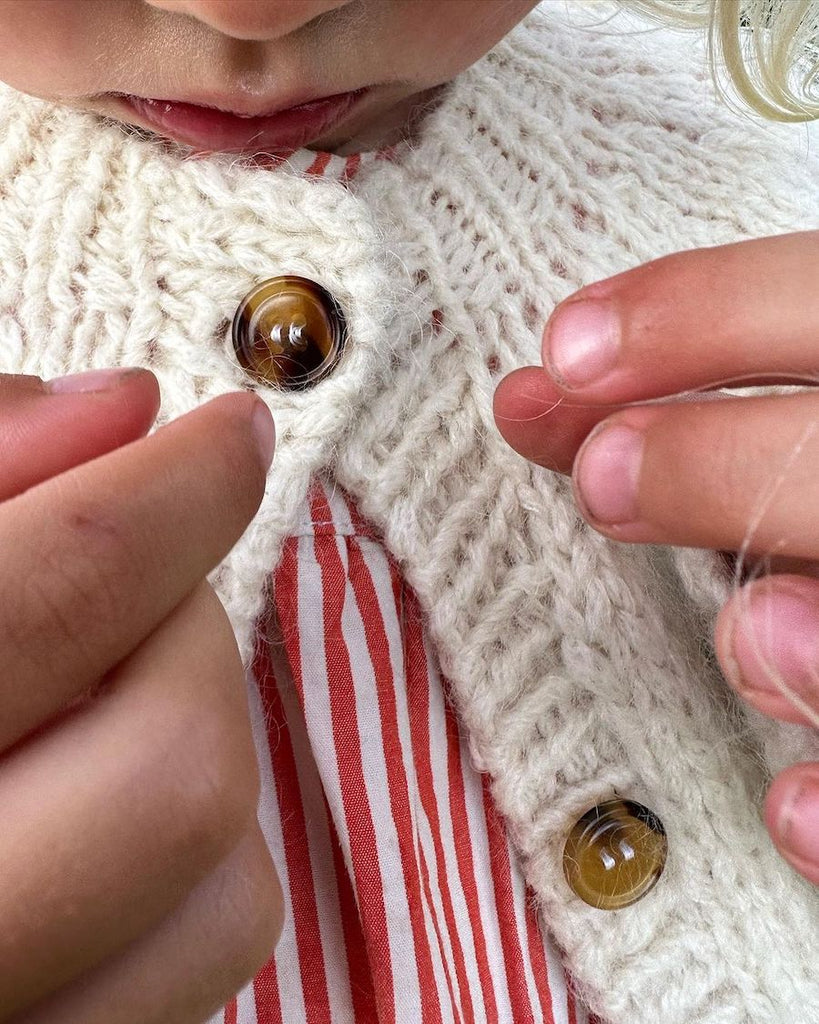 Novice cardigan junior chunky edition med  galalit knapper 