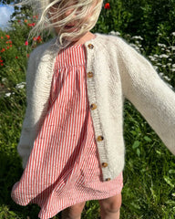Novice cardigan junior chunky med 6 mørke galalit knapper