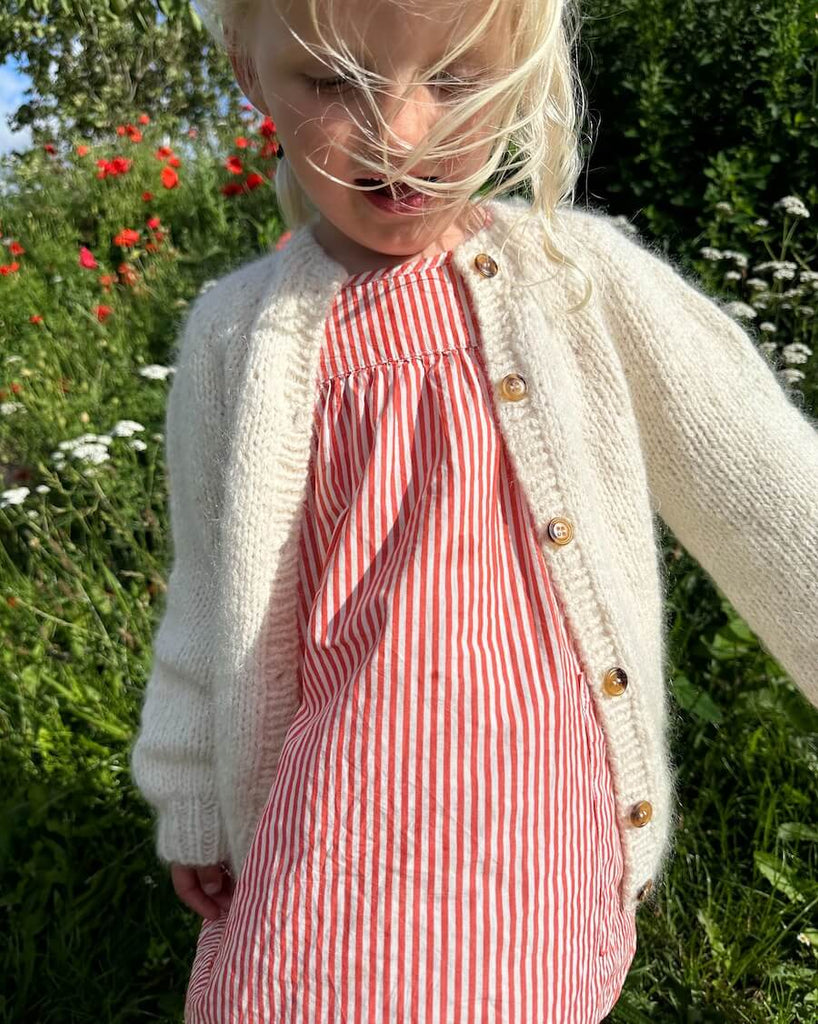 Novice cardigan junior chunky edition med mørkebrune galalit knapper