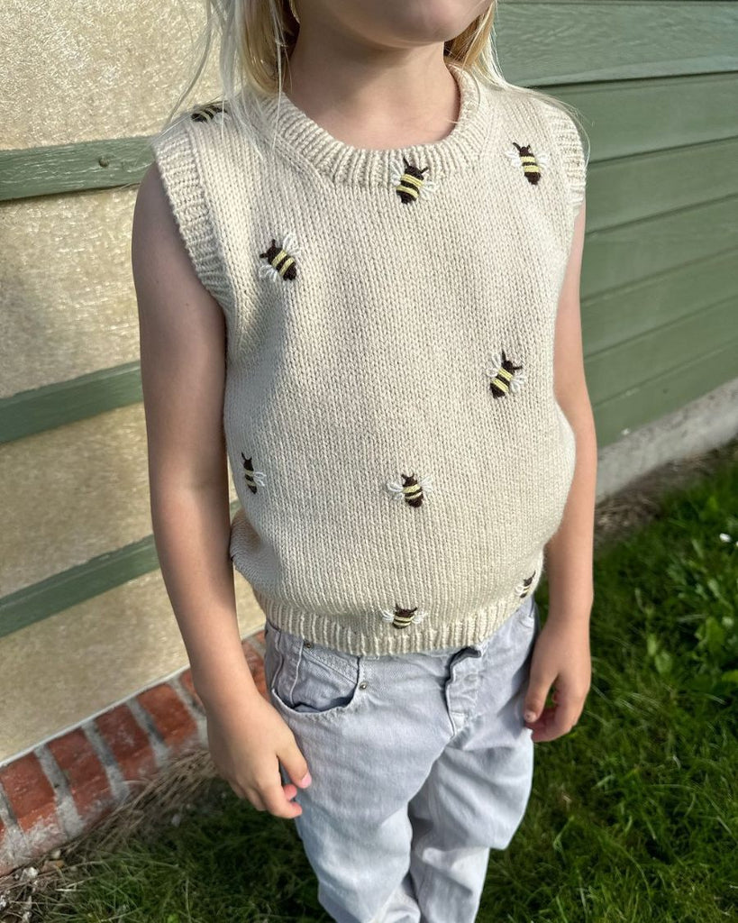 Barn iført hvid Novice Slipover Junior