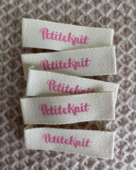 5 Petiteknit labels i bubblegum