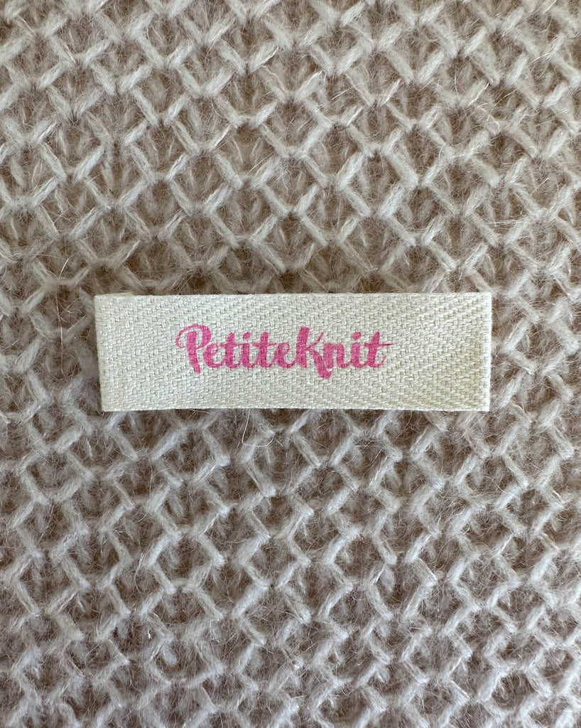 Petiteknit label i farven bubblegum 