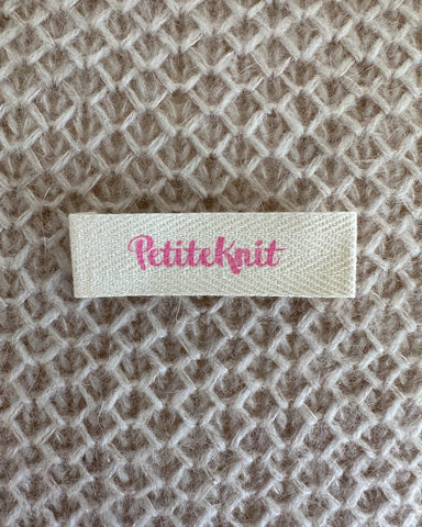 Petiteknit label i farven bubblegum 