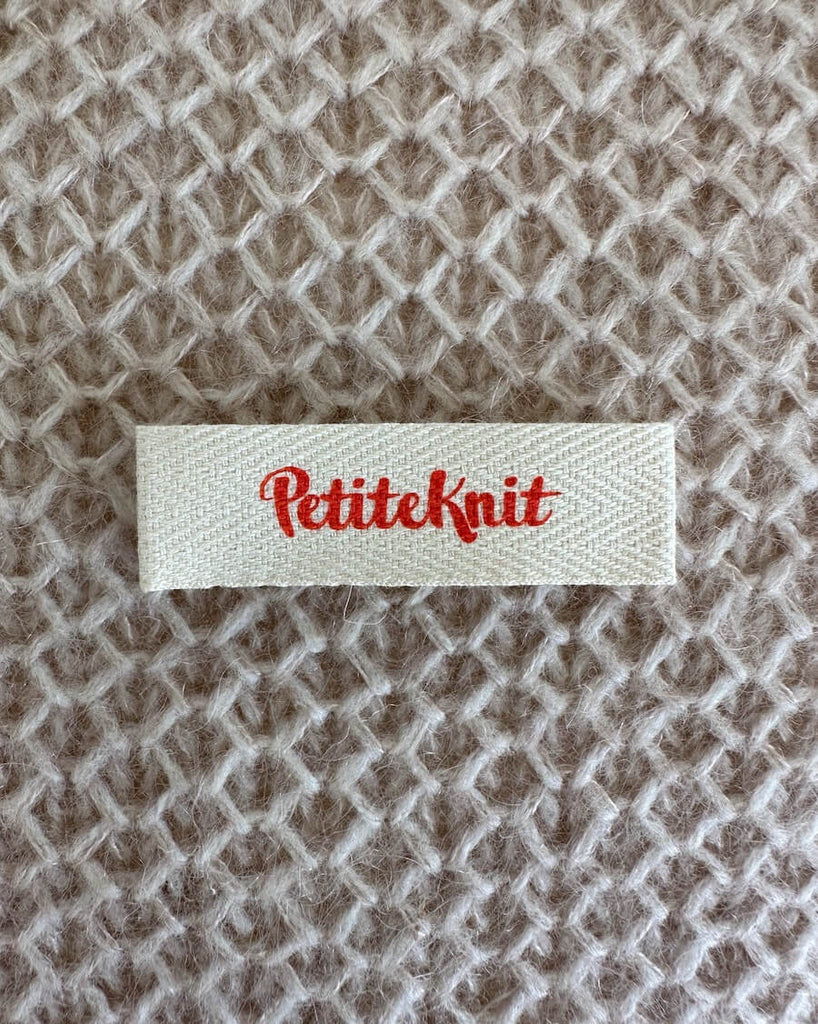 Rødt Petiteknit label 