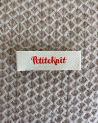 Rødt Petiteknit label 