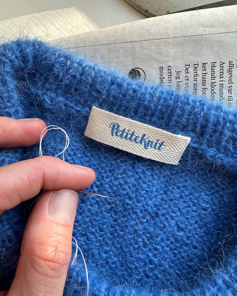 label i electric blue farve med petiteknit logo