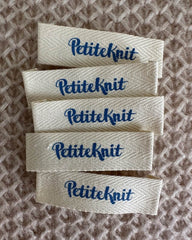 5 pak petiteknit labels i electric blue farve
