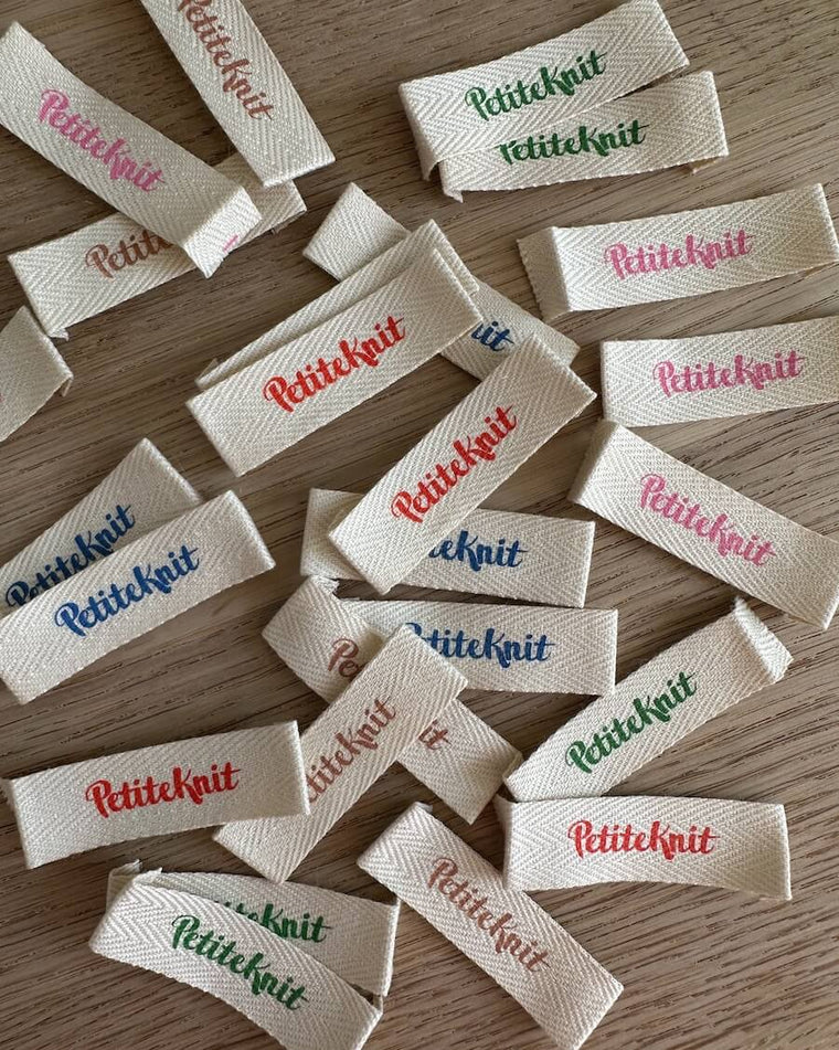 "PetiteKnit"-label 5 stk - Farvemix  - Forhandlere