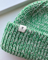 Weekend hue med "P" foldet label 