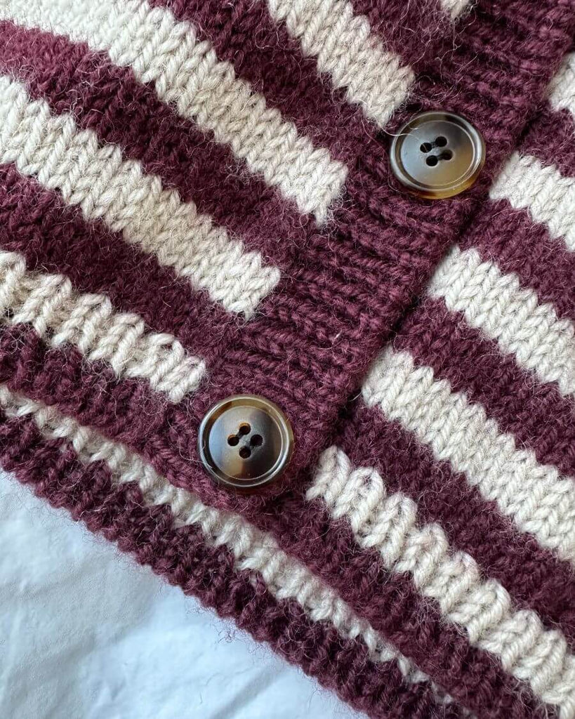 Closeup af bordeaux og hvidstribet Olga Jacket 