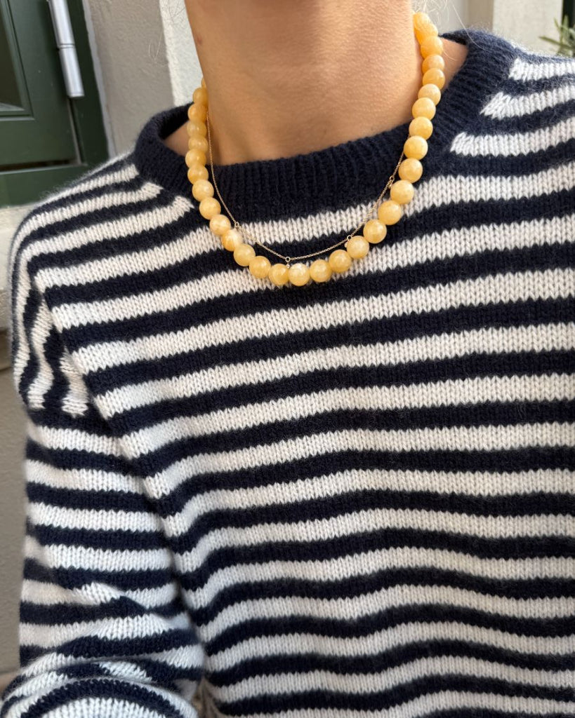 Closeup af halsen på blå og hvid Olga Blouse
