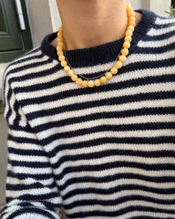 Closeup af halsen på blå og hvid Olga Blouse