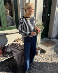 Kvinde iført hvid og blå Olga Blouse