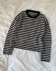 Hvid og blå Olga Blouse liggende