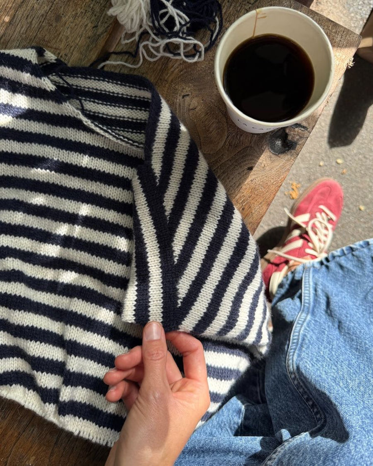 Procesbillede af blå og hvid Olga Blouse