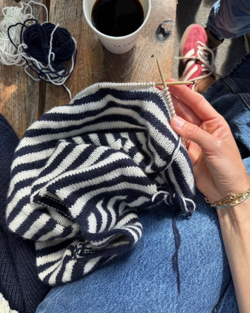 Procesbillede af blå og hvid Olga Blouse