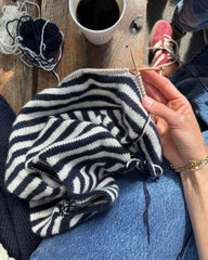 Procesbillede af blå og hvid Olga Blouse
