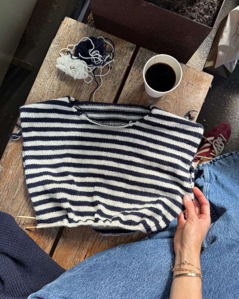 Procesbillede af blå og hvid Olga Blouse
