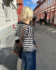 Kvinde iført blå og hvidstribet Olga Sweater
