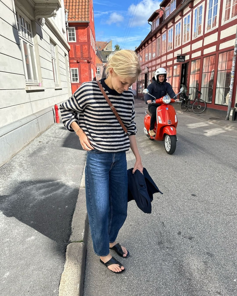 Kvinde iført blå og hvidstribet Olga Sweater