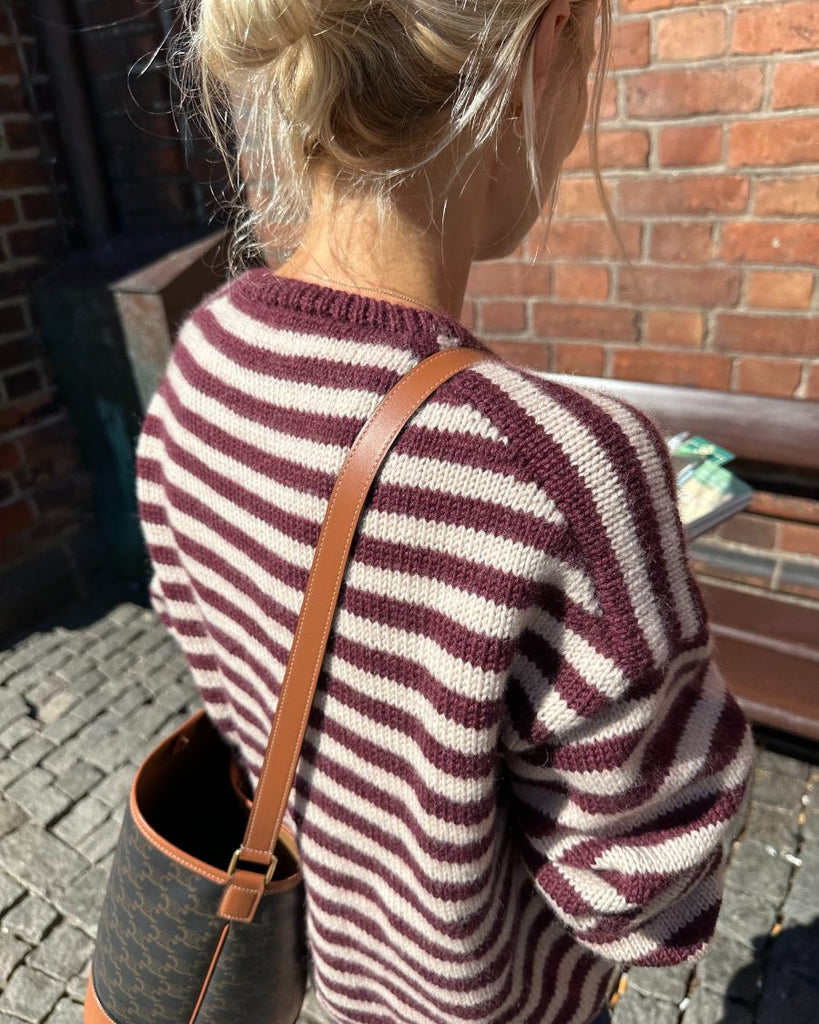 Kvinde iført bordeaux og hvidstribet Olga Jacket 