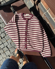 Liggebillede af bordeaux og hvidstribet Olga Jacket 