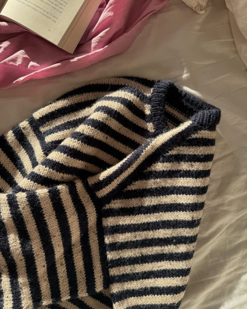 Liggebillede af blå og hvidstribet Olga Sweater