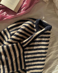 Liggebillede af blå og hvidstribet Olga Sweater